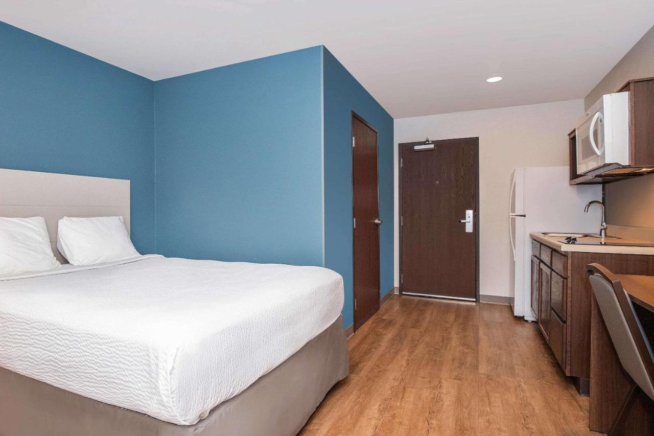 Queen Room  with Roll-In Shower - Disability Access/Non-Smoking