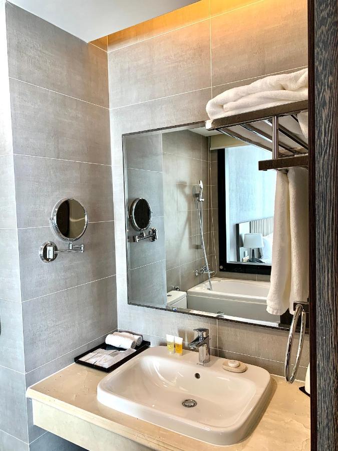 Deluxe King Room with City View