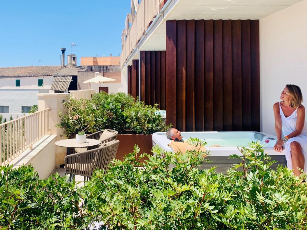 Deluxe Doppelzimmer mit einer Whirlpool-Badewanne auf der Terrasse