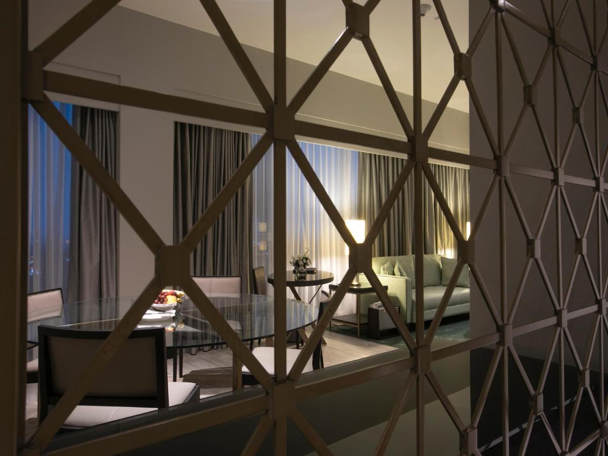 2 Bedroom Suite With 1 King Bed And 2 Twin Beds High Floor