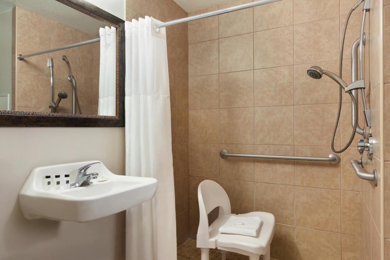 Queen Room Two Queen Beds Roll Shower Disability Access or Non-Smoking,1542718309:JPEG