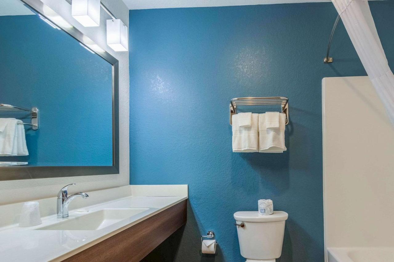 Queen Room  with Roll-In Shower - Disability Access/Non-Smoking