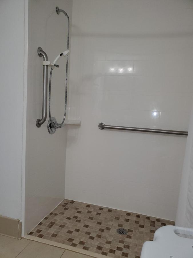King Room Roll Shower Disability Access or Non-Smoking