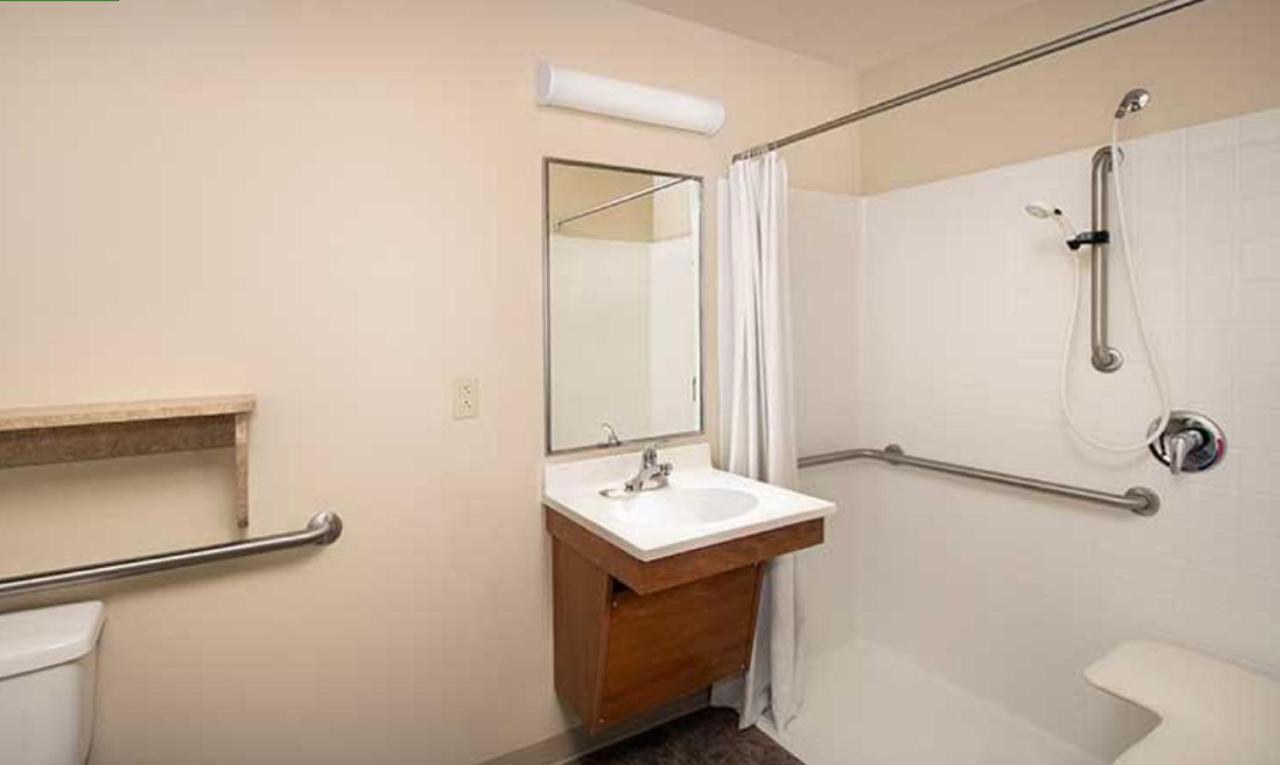 Queen Room Roll Shower Disability Access or Non-Smoking,1023241255:JPEG