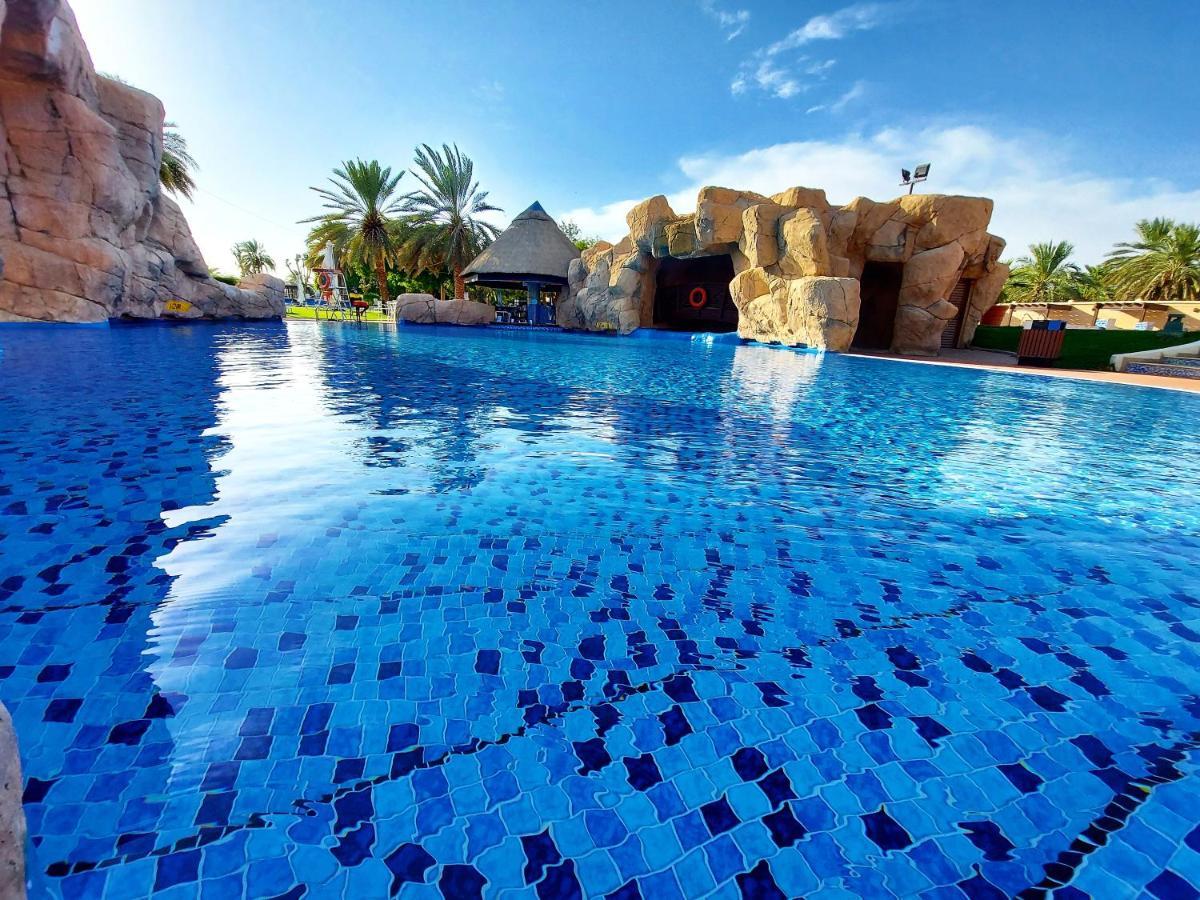 Oasis Deluxe King Room Pool View on F&B on Spa