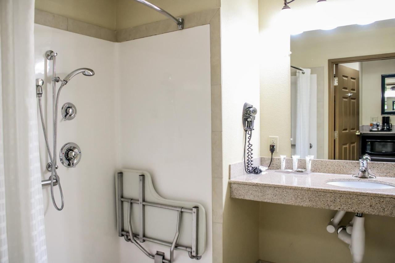 King Studio with Roll in Shower / Non-Smoking