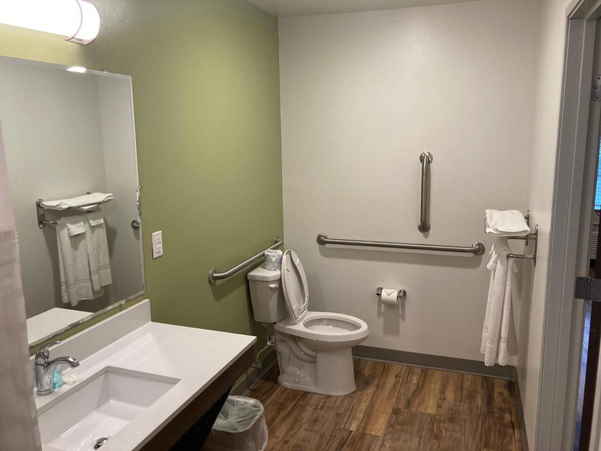 Queen Room Roll Shower Disability Access or Non-Smoking,1028783230:JPEG