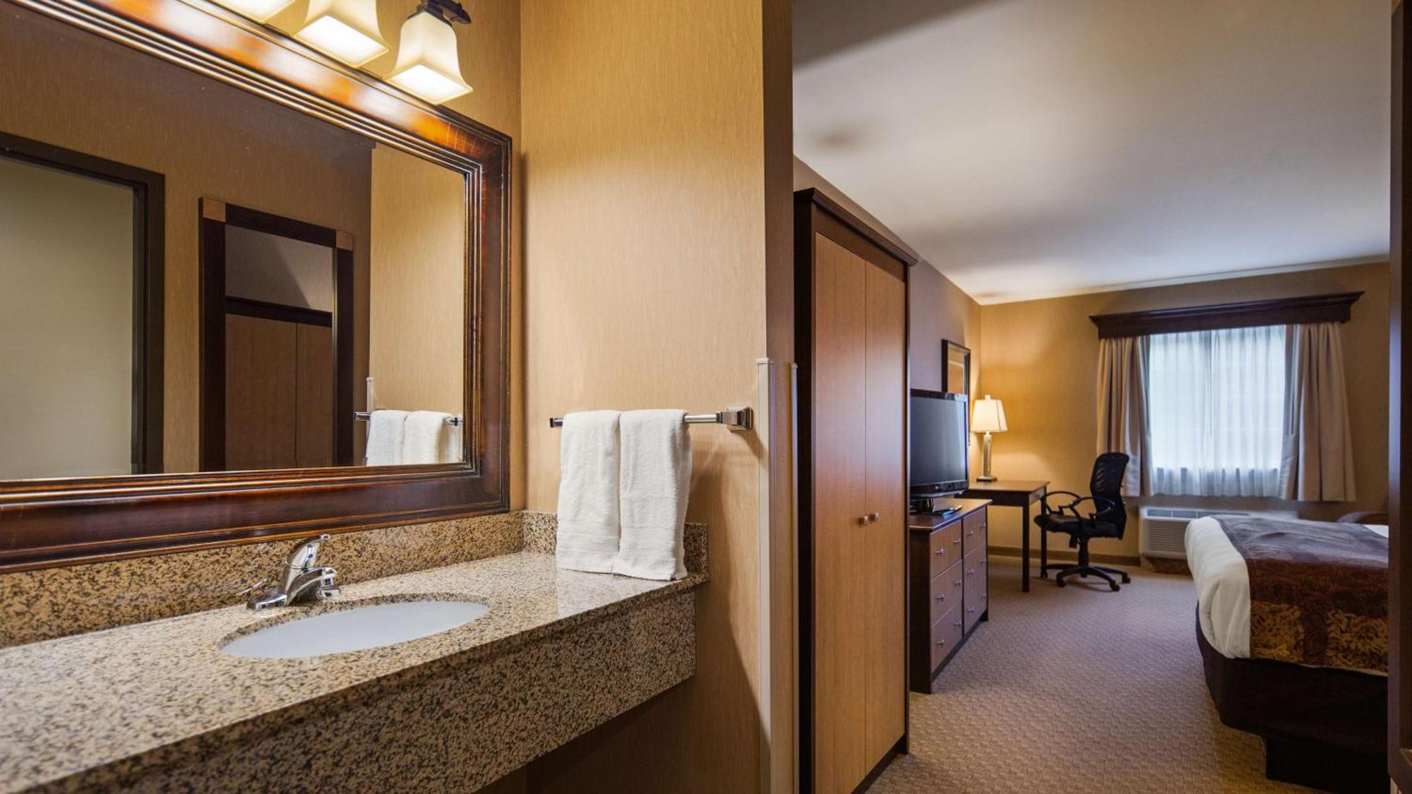 Queen Suite with Bath Tub - Disability Access/Non-Smoking