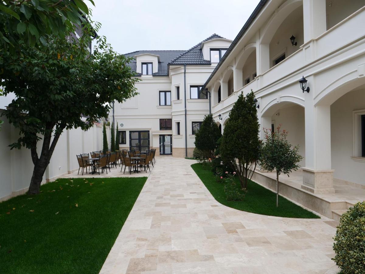 Apartment with Garden View
