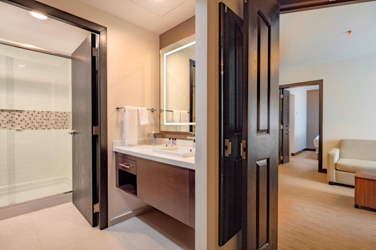 Two Bedroom Suite One Queen Bed Two Double Beds Non-Smoking,1279026973:JPEG