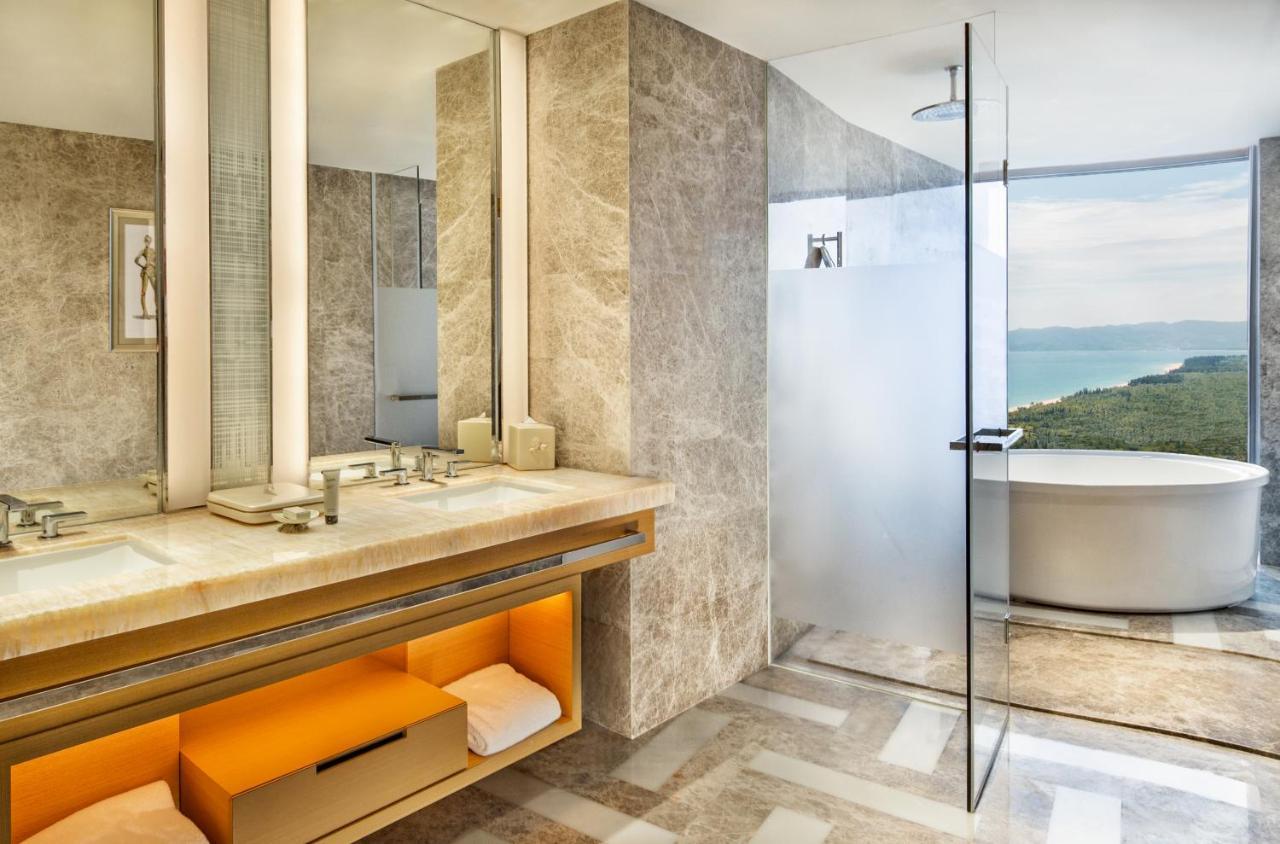 Ocean View Ambassador Queen Bed Suite (unlimited free entry to the water park & Lost chambers during the stay)