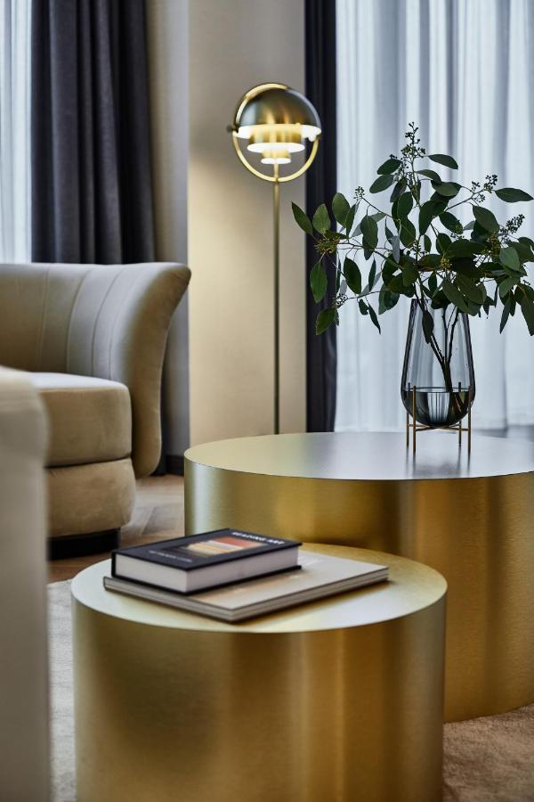 One-Bedroom Suite with City View - Top Floor/Lounge Access