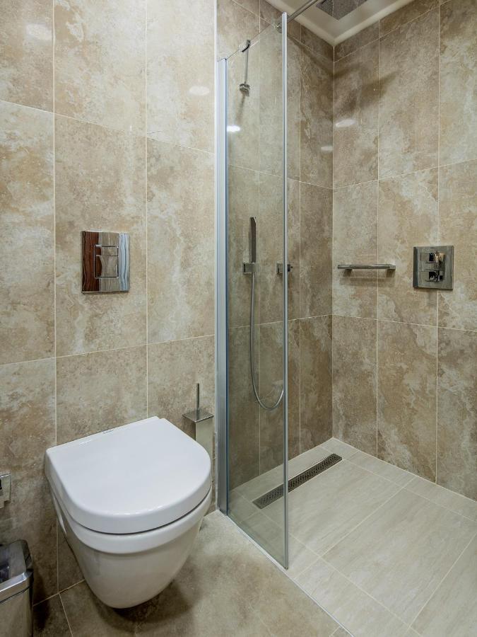 One-Bedroom Queen Suite - Top Floor