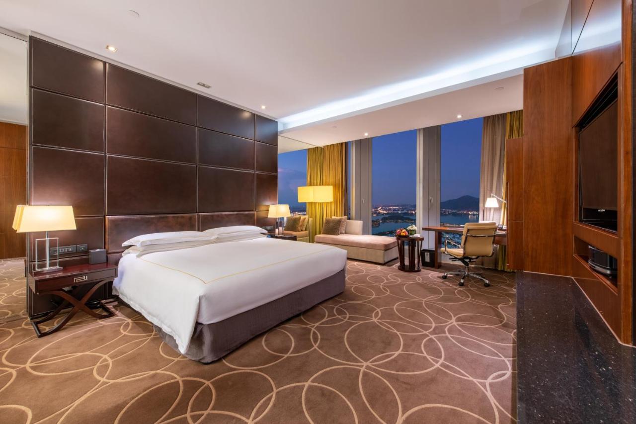 1 King Bed Classic Lake View Lounge Access