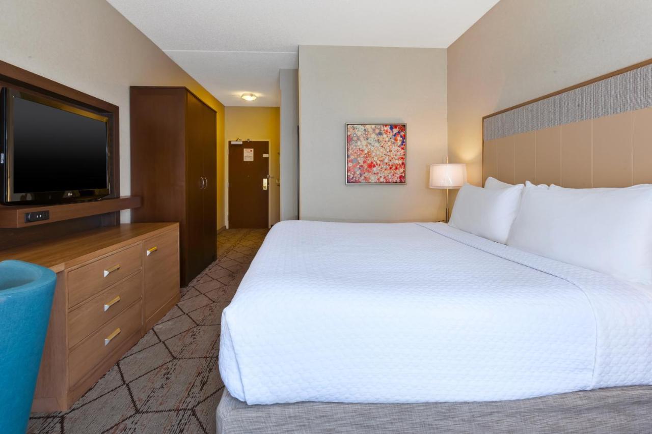 King Room - Hearing Accessible - Roll-in Shower