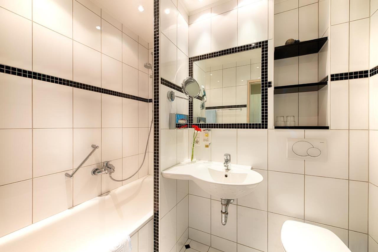Superior Double Room bathtub