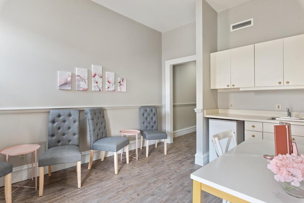 Deluxe Queen Suite