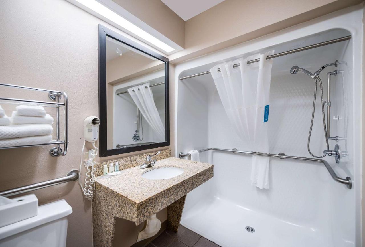 King Room with Roll-In Shower - Accessible/Non-Smoking