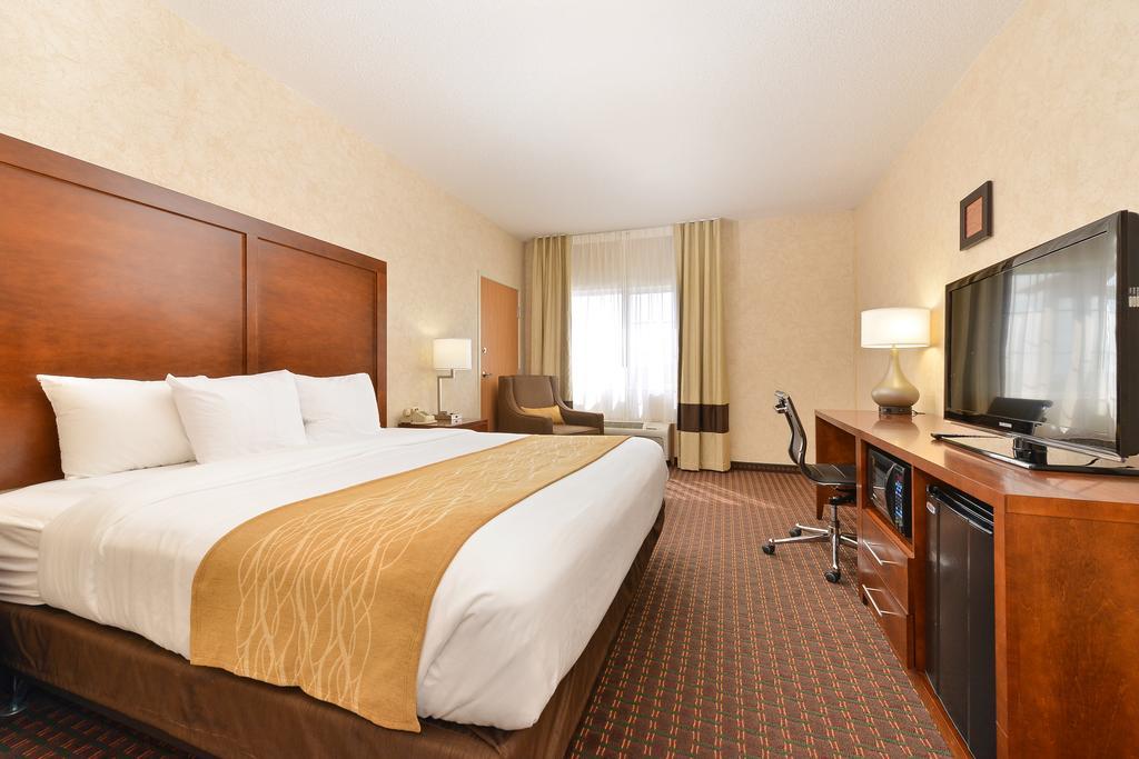 King Suite with River View - Non-Smoking