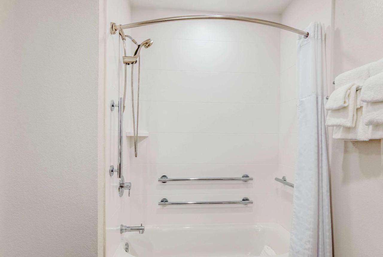 King Room with Accessible Tub - Accessible/Non-Smoking