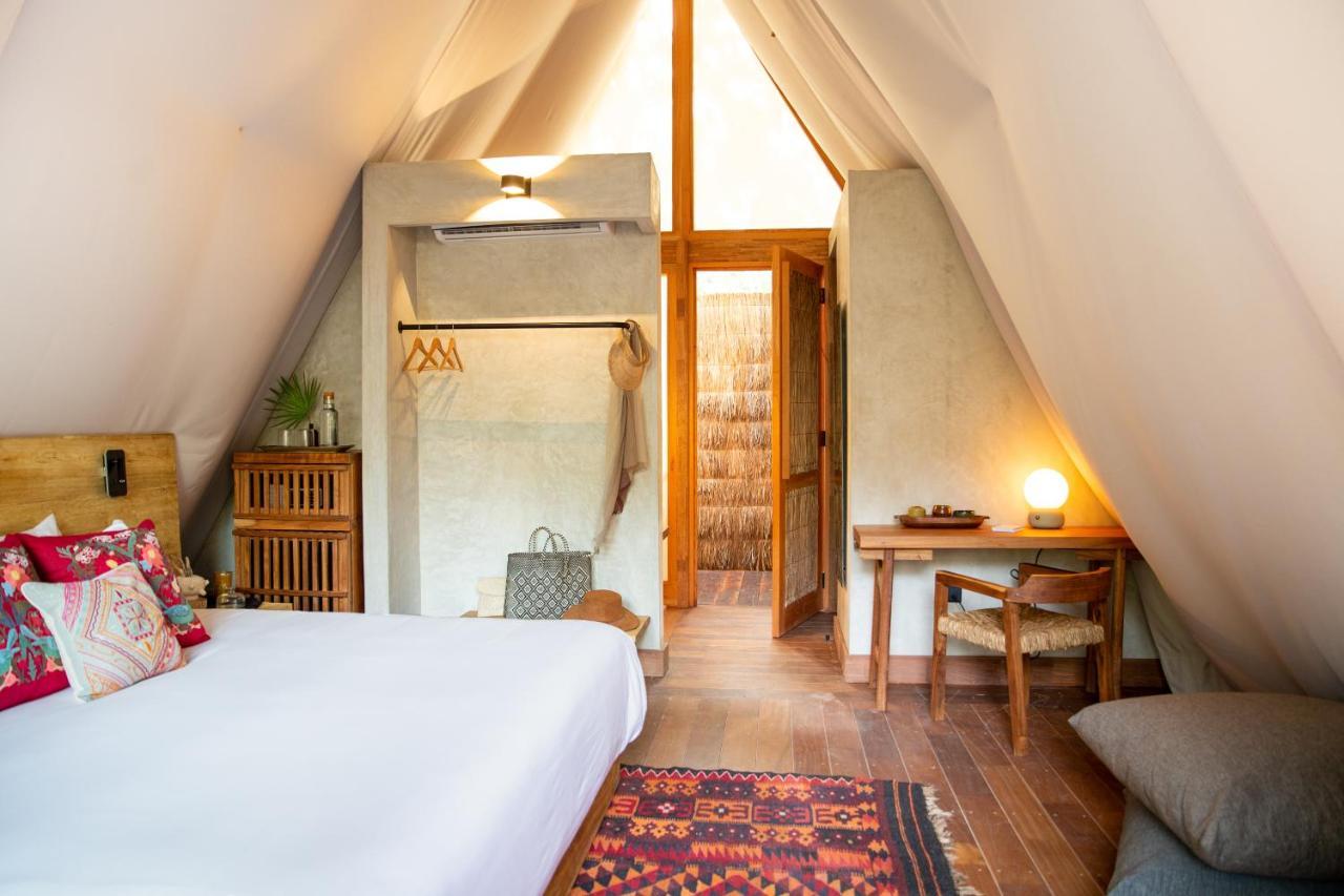 Habitación con cama extragrande y vistas al lago
