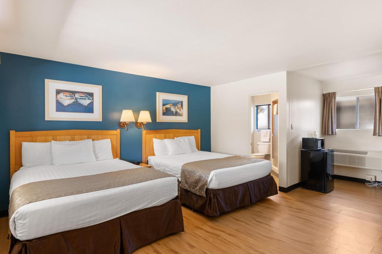 Queen Room with Two Queen Beds - Poolside