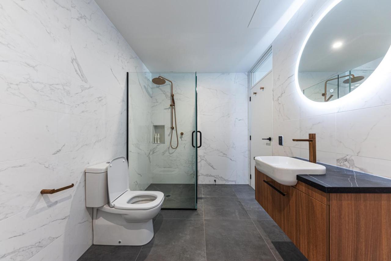 Two-Bedroom Lake View Suite Bath No Skylight