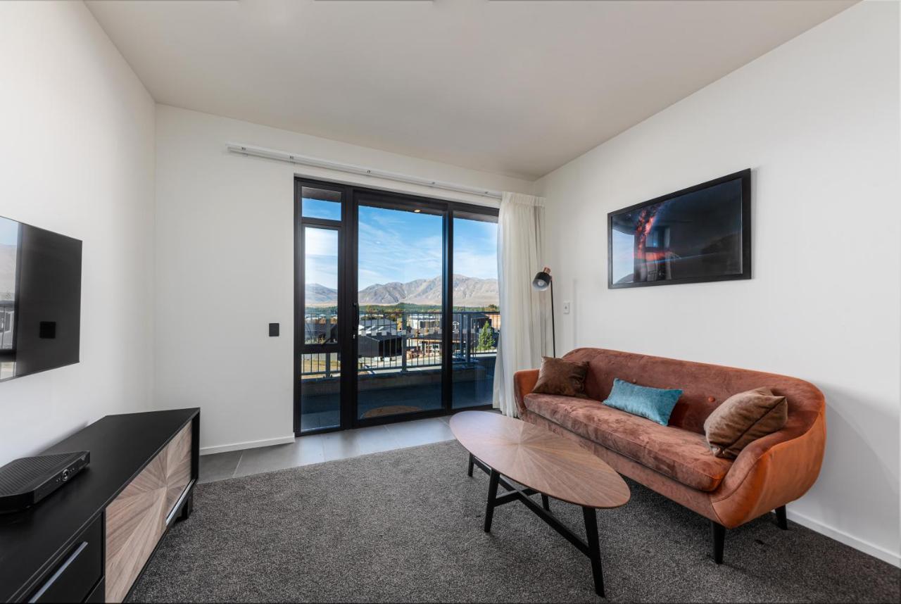 Two-Bedroom Lake View Suite Bath No Skylight