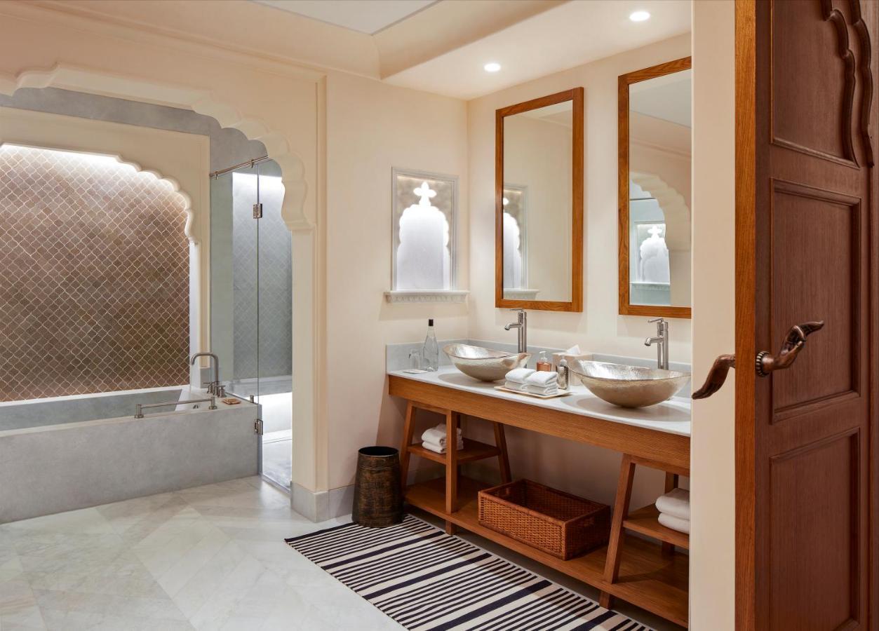 Suite avec Terrasse et Bain à Remous