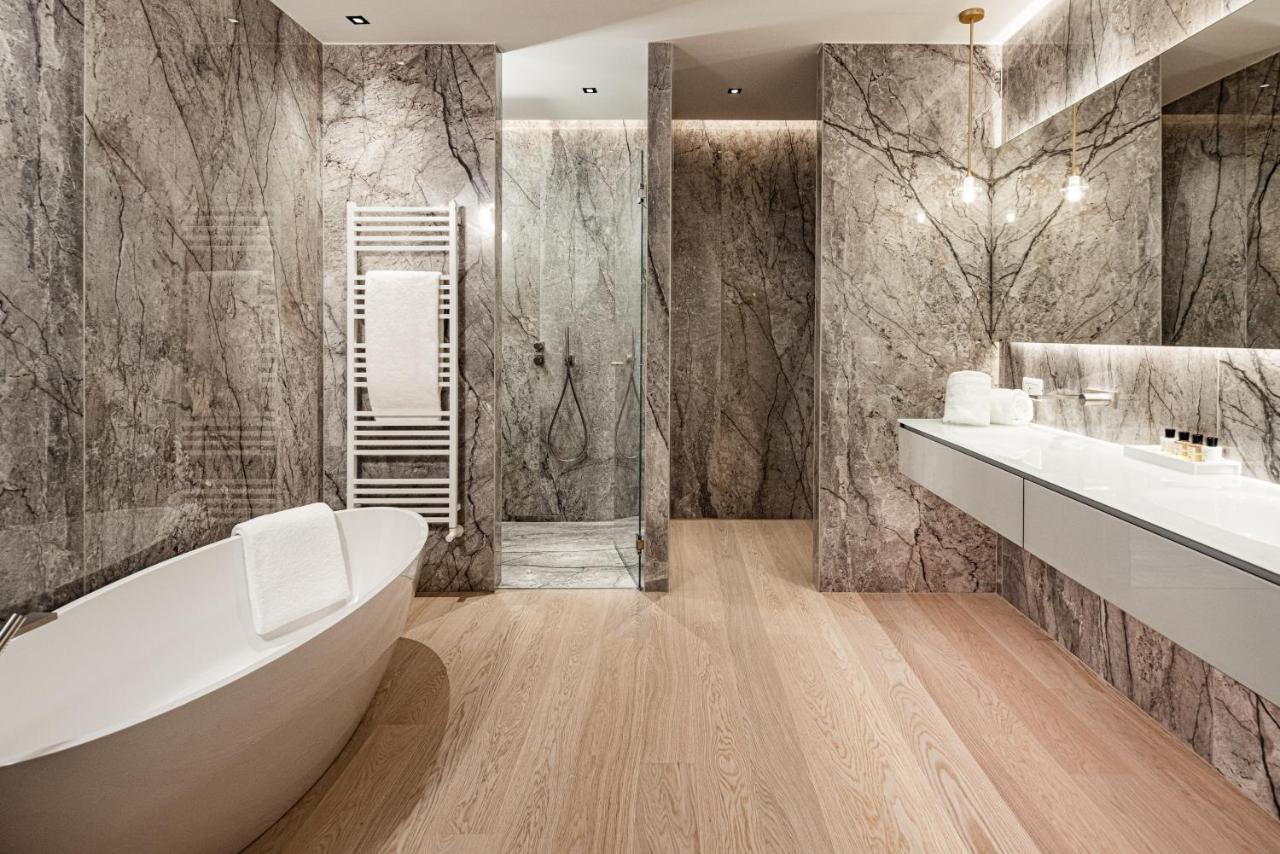 Suite King Superior con Vista Lago