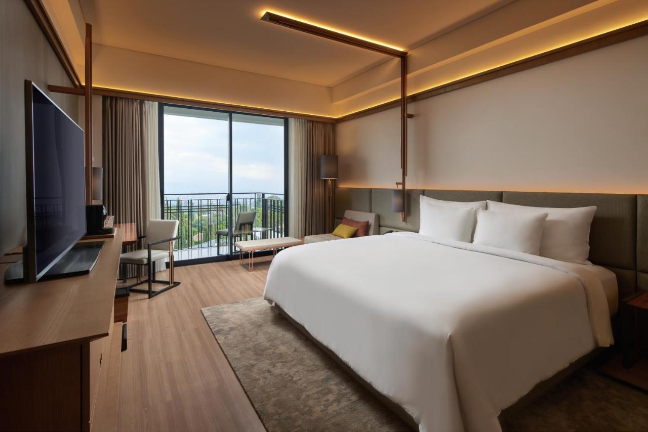 Deluxe King Mountain View with Balcony