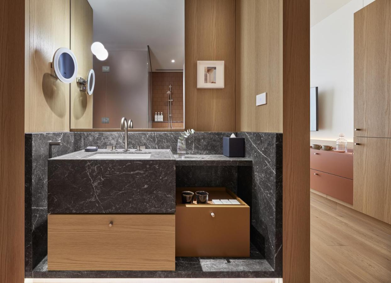 Deluxe King Room with City View