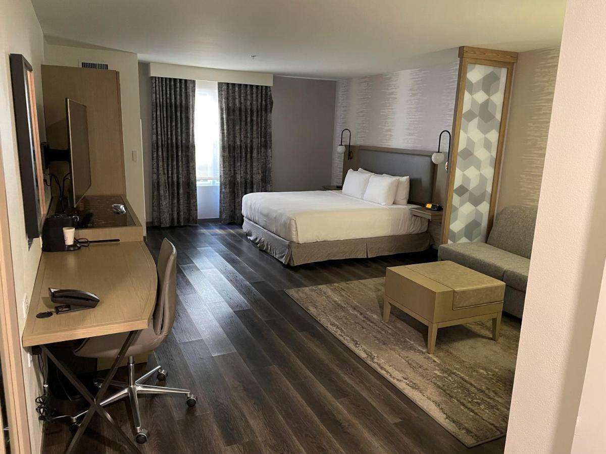 King Room with Accessible Tub