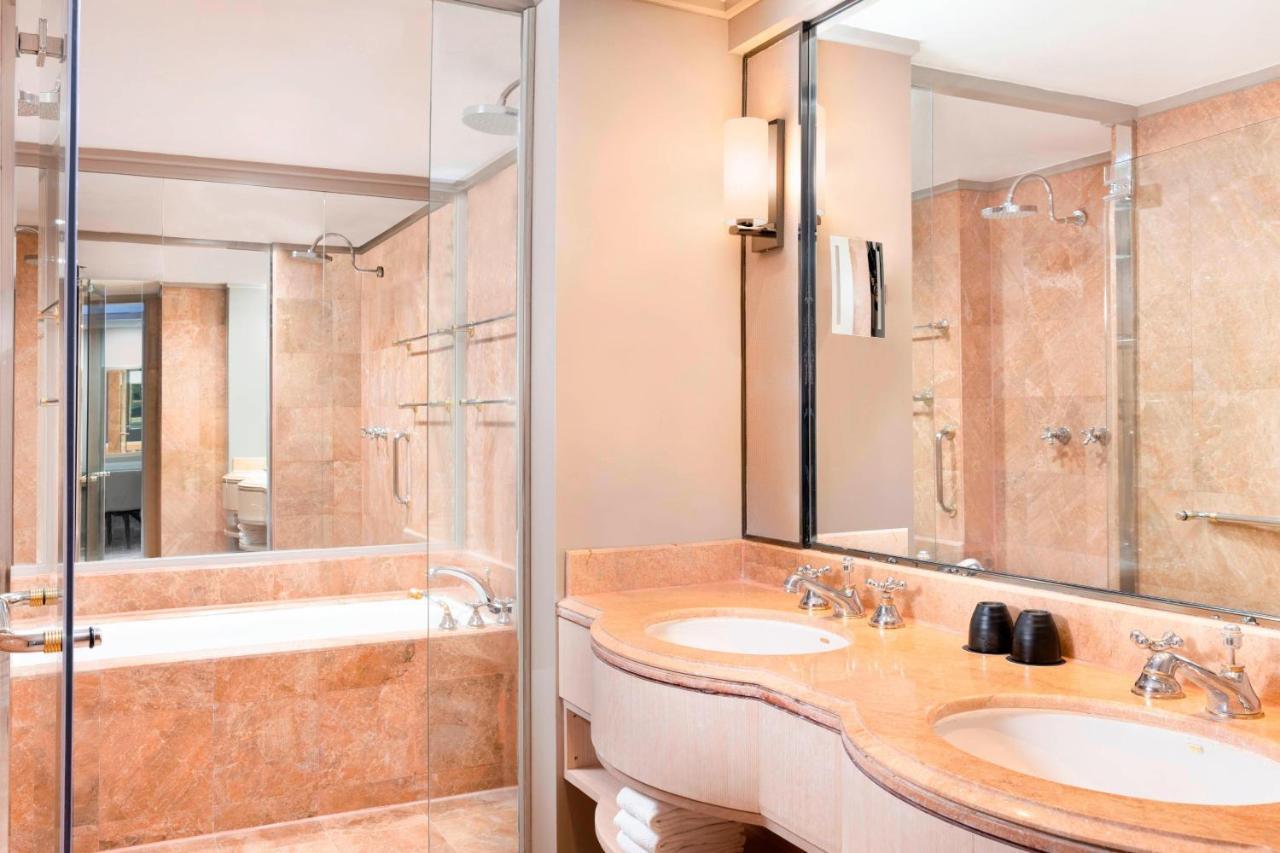 1 King Bed, City View, 1-Bedroom Suite
