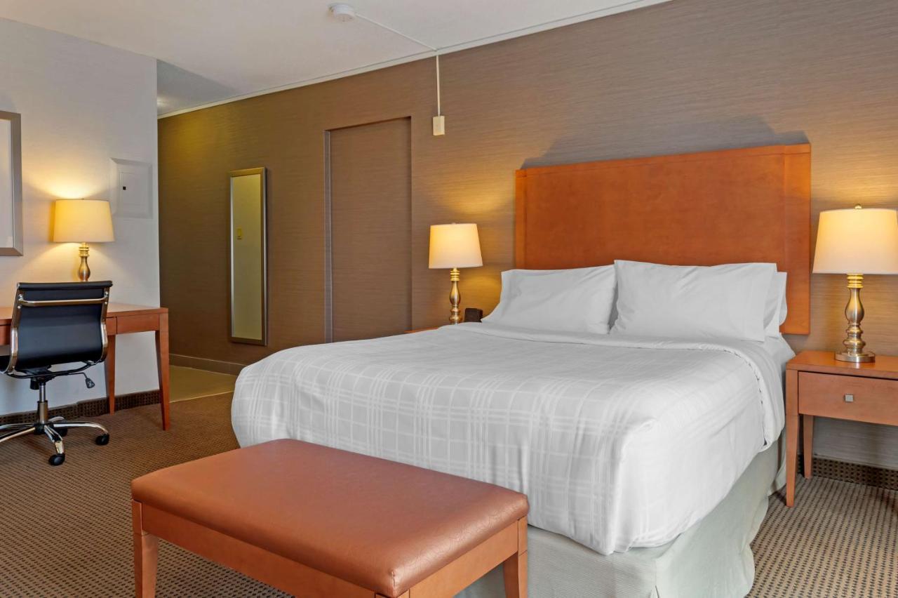 Queen Suite with One Queen Bed and One Double Bed