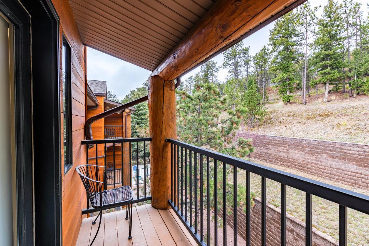 Queen Suite with Two Queen Beds and Sofa Bed - Mountain View/Non-Smoking (No Pets Allowed)