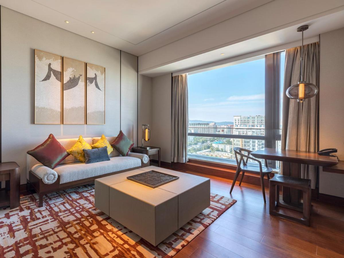 One-Bedroom Suite Lounge Access