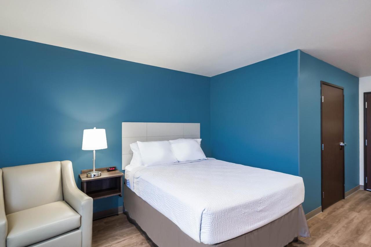 Queen Room  with Roll-In Shower - Disability Access/Non-Smoking