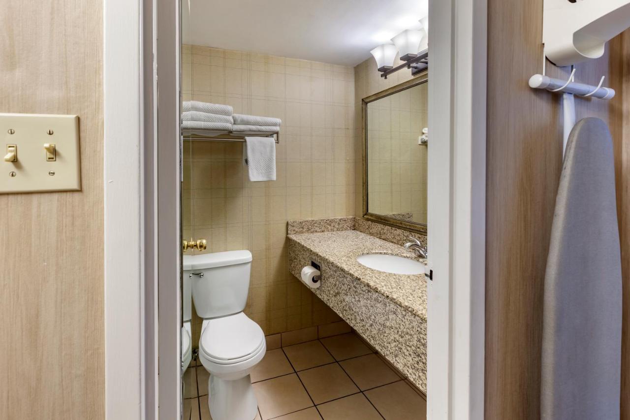 Queen Room Two Queen Beds Non-Smoking or Pet Friendly