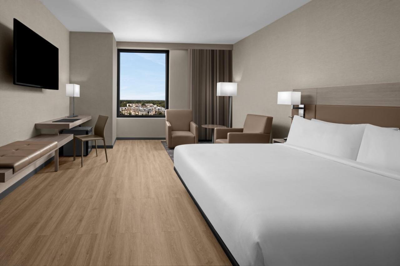 Queen Room with Two Queen Beds and Pool View - Hearing Accessible