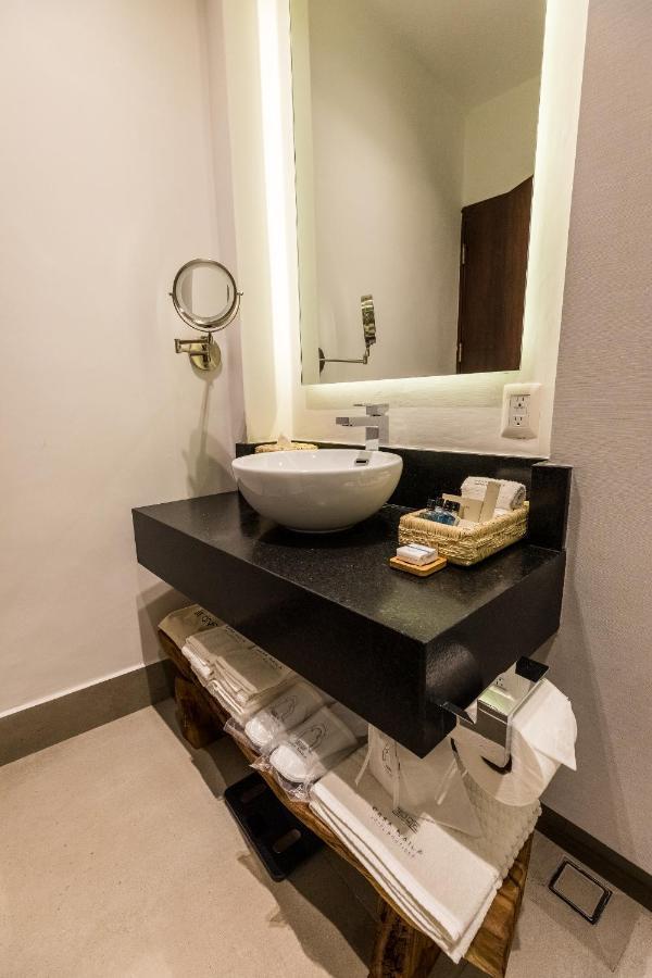 Habitación con cama extragrande y vistas al jardín
