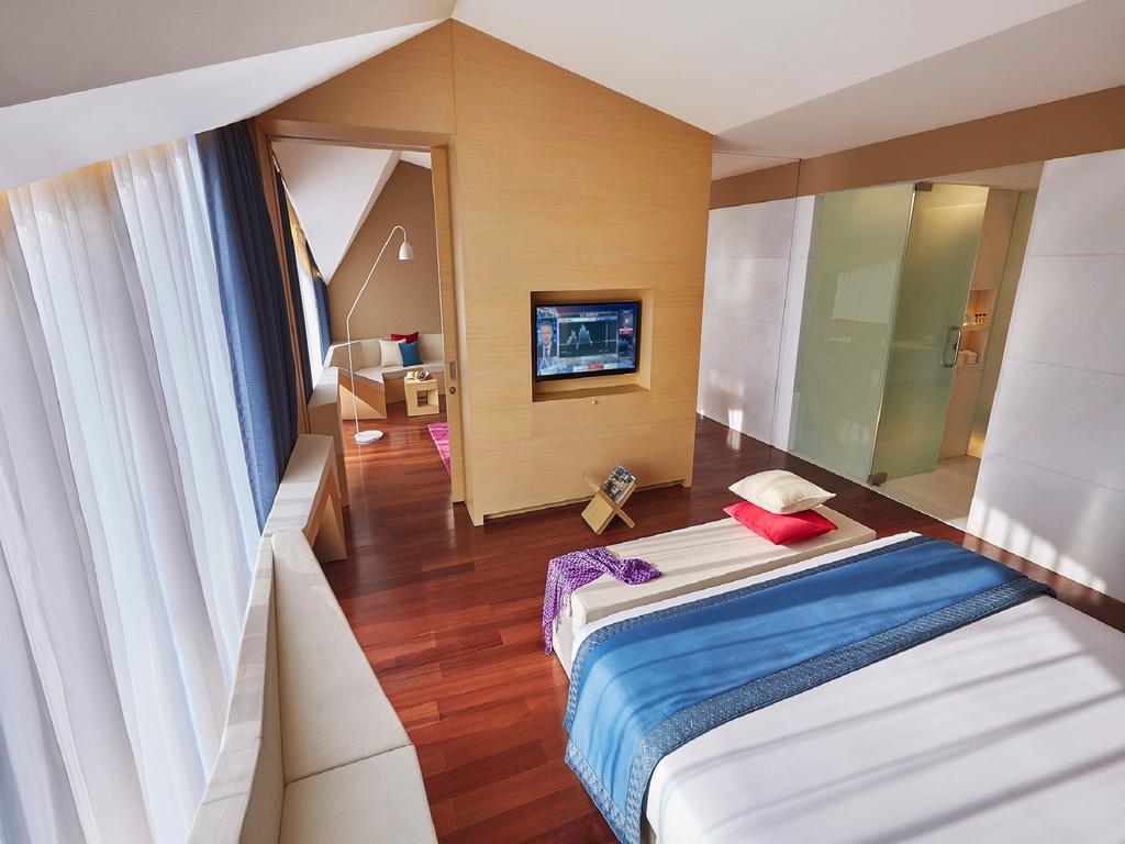 Deluxe Suite 1 Bedroom City View King Bed
