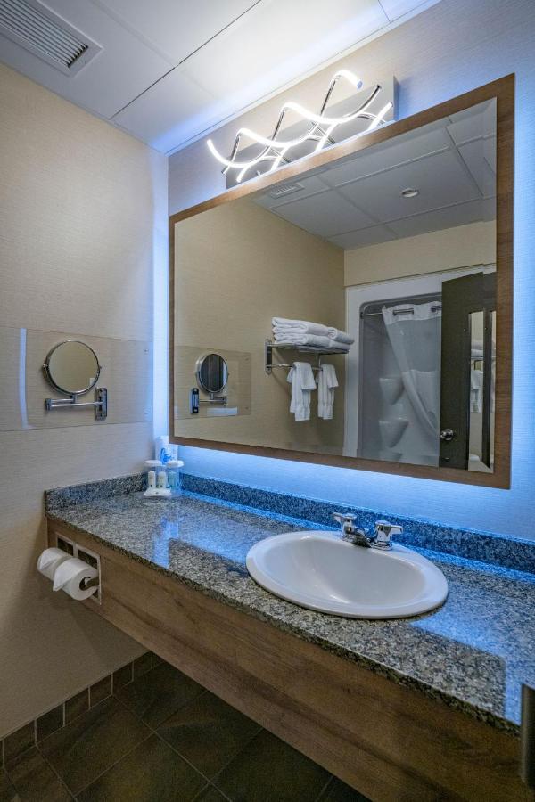 Queen Suite with Two Queen Beds - Non-Smoking