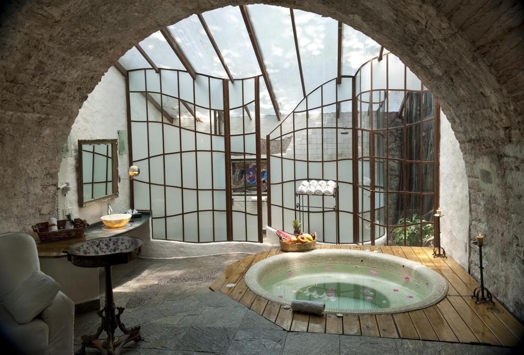 Habitación con cama extragrande y bañera de hidromasaje