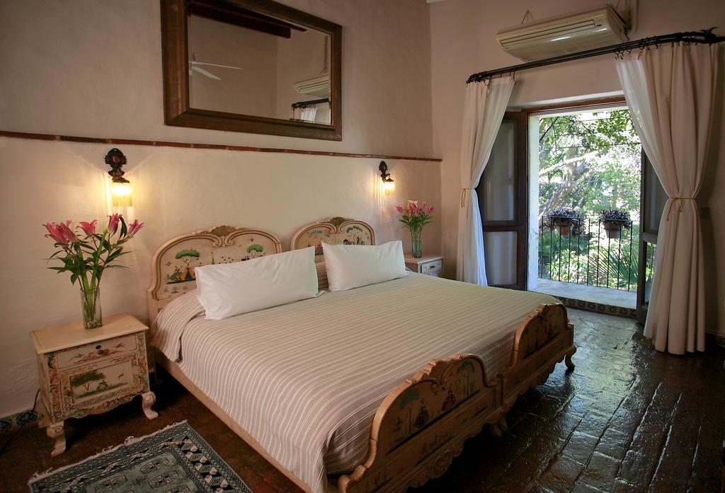 Habitación con cama grande