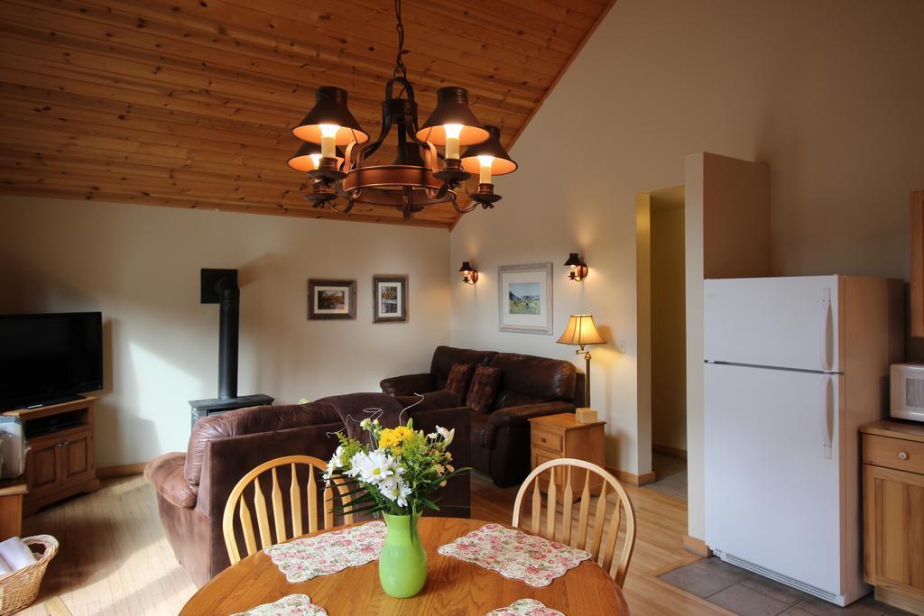 One-Bedroom Cozy Cabin with Private Deck Hot Tub - NON RIVER UNIT