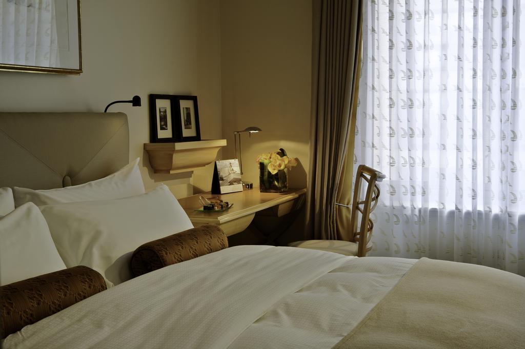 California Room King Bed