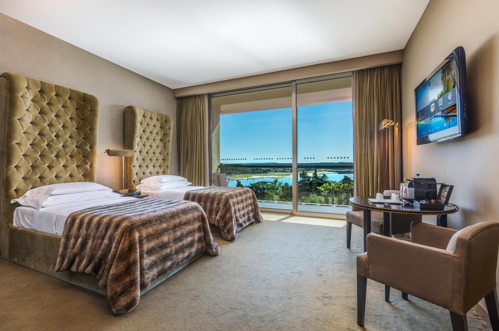 Superior Connecting Room with Lake View