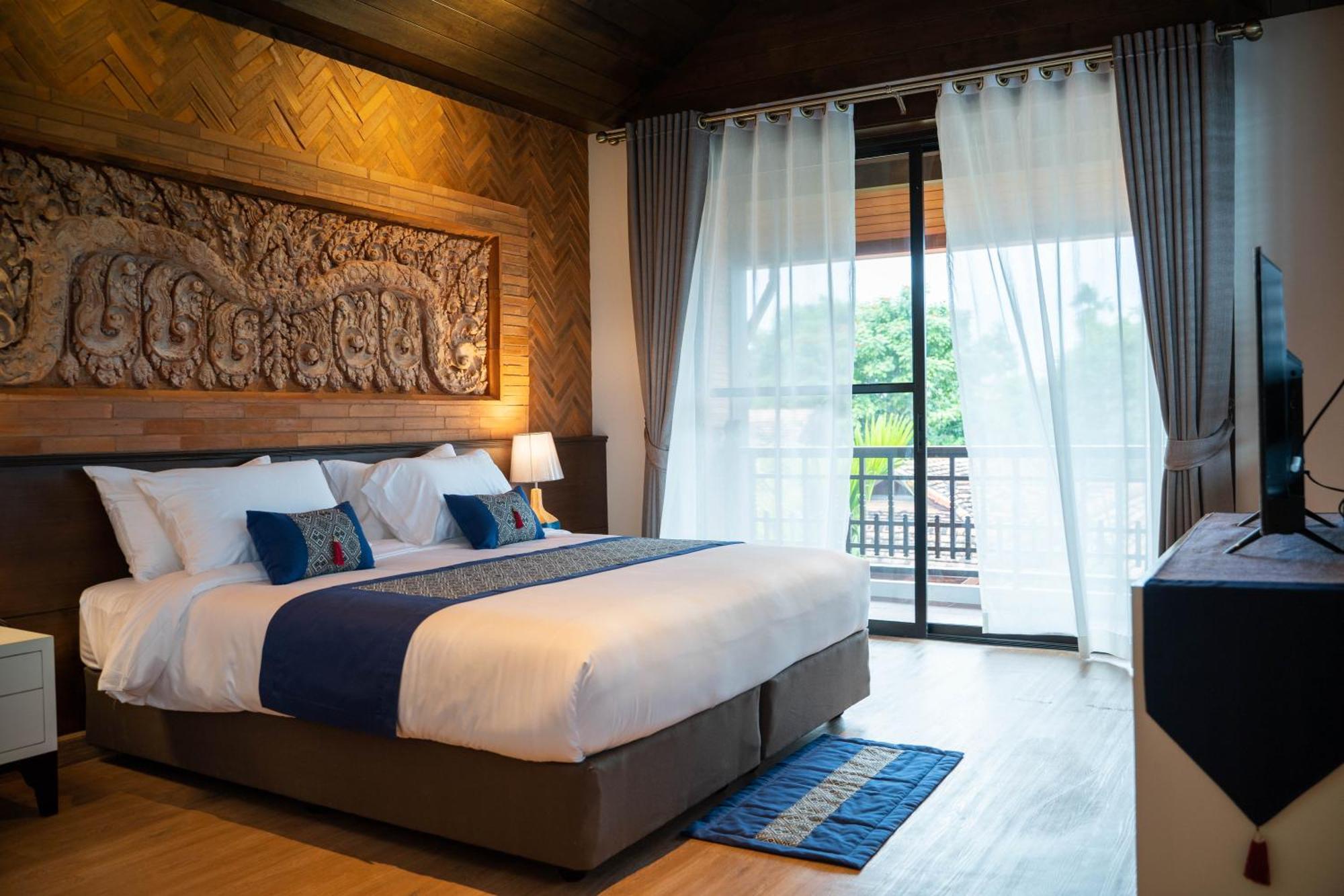 Deluxe double with balcony (wooden ceiling)