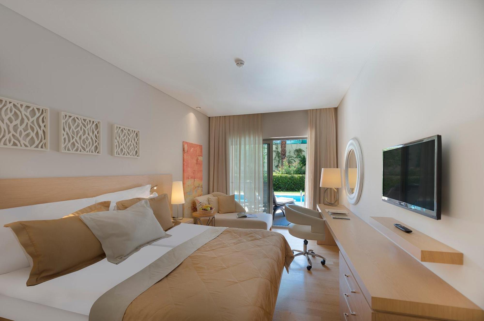 Swim-up Room